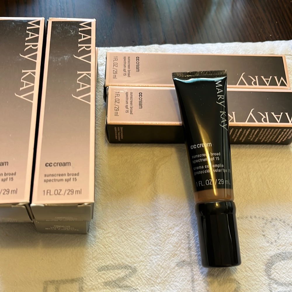 Mary Kay, cc cream sunscreen SPF 15 in color very deep- complexion corrector new